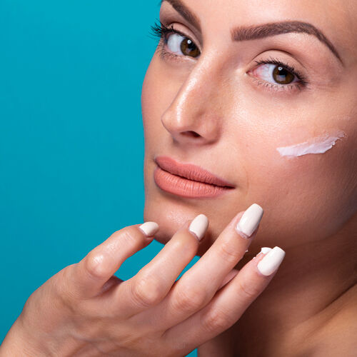 Które produkty nakładać na suchą, a które na wilgotną skórę? Praktyczny przewodnik pielęgnacyjny